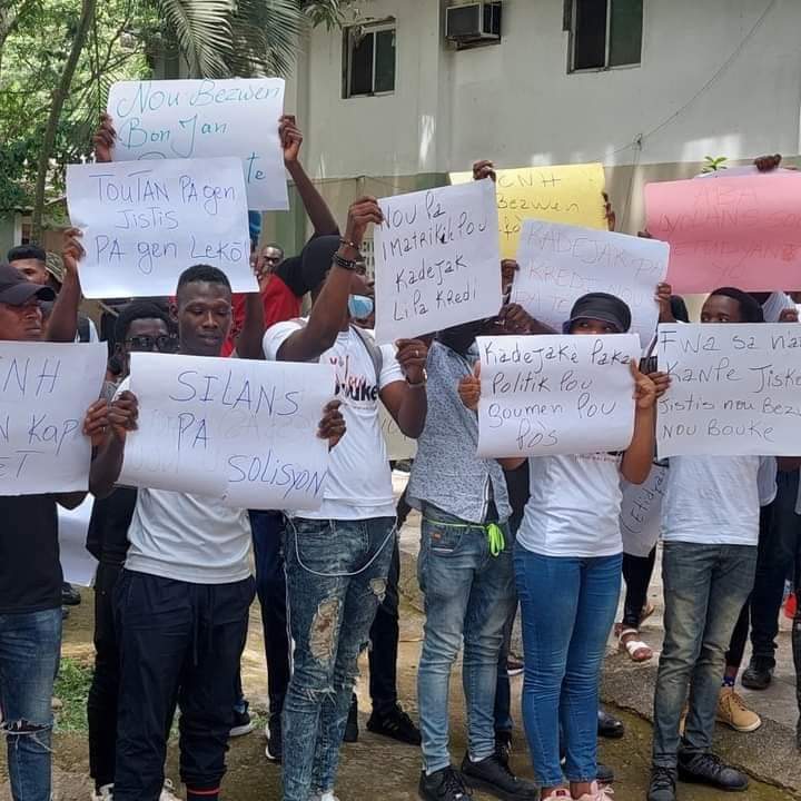 Des étudiants de l'Université chrétienne du Nord d'Haïti  protestent contre les viols à répétition sur le campus